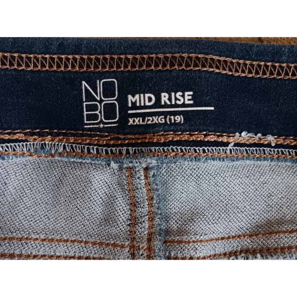 No Boundaries Mid-Rise Shorts - Picture 4 of 5